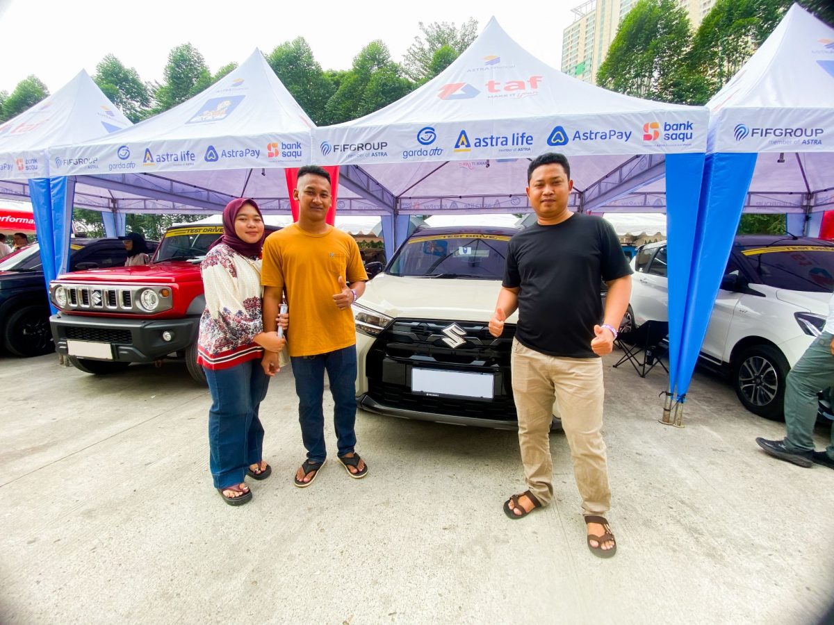 Pengunjung menjajal Suzuki XL7 terbaru dalam sesi test drive di GIIAS 2026. SUV 7-seater ini mendapat respons positif berkat kabin yang lapang, fitur praktis, dan teknologi hybrid.