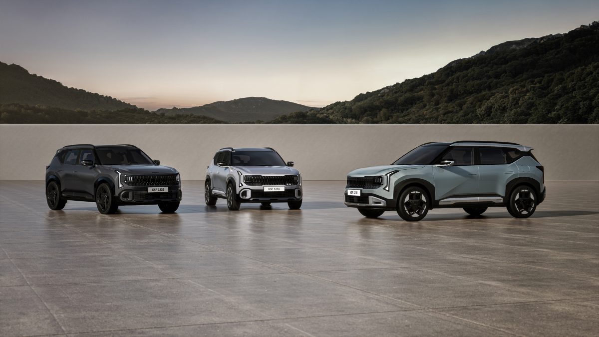 Tiga unit Kia Seltos tampil dalam berbagai pilihan desain dan warna. The all-new Seltos menjadi salah satu model SUV yang turut mendorong pertumbuhan penjualan global Kia hingga Juli 2026.