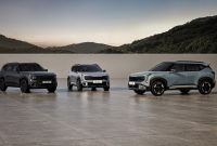 Tiga unit Kia Seltos tampil dalam berbagai pilihan desain dan warna. The all-new Seltos menjadi salah satu model SUV yang turut mendorong pertumbuhan penjualan global Kia hingga Juli 2026.
