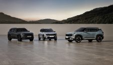 Tiga unit Kia Seltos tampil dalam berbagai pilihan desain dan warna. The all-new Seltos menjadi salah satu model SUV yang turut mendorong pertumbuhan penjualan global Kia hingga Juli 2026.