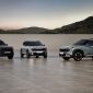 Tiga unit Kia Seltos tampil dalam berbagai pilihan desain dan warna. The all-new Seltos menjadi salah satu model SUV yang turut mendorong pertumbuhan penjualan global Kia hingga Juli 2026.