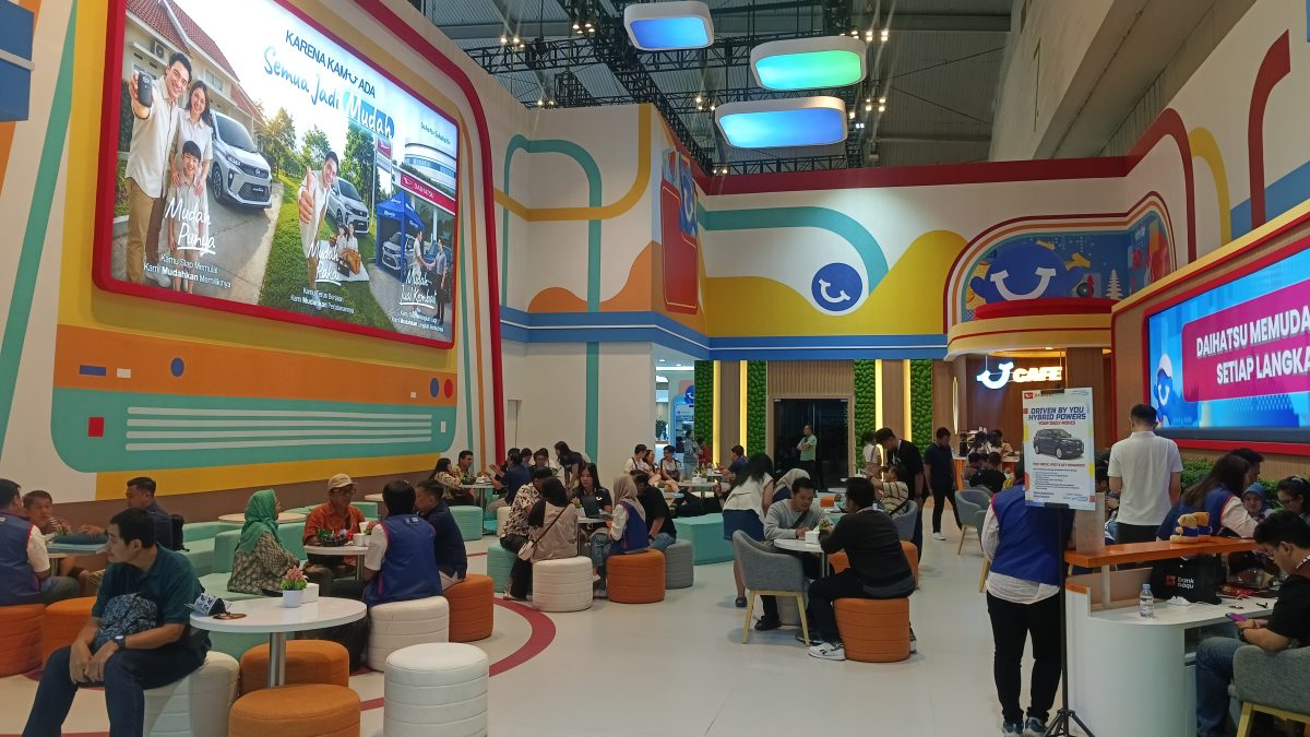 Suasana Keramaian Dealing Area di Booth Daihatsu GIIAS 2026.