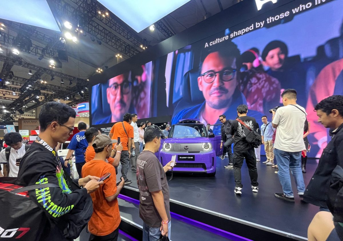 Antusiasme pengunjung memadati booth Honda untuk melihat langsung Honda Super-ONE di GIIAS 2026. Mobil listrik bergaya Pocket Rocket itu resmi membuka pemesanan di Indonesia dengan harga Rp438 juta (OTR Jakarta).