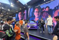 Antusiasme pengunjung memadati booth Honda untuk melihat langsung Honda Super-ONE di GIIAS 2026. Mobil listrik bergaya Pocket Rocket itu resmi membuka pemesanan di Indonesia dengan harga Rp438 juta (OTR Jakarta).