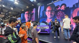 Antusiasme pengunjung memadati booth Honda untuk melihat langsung Honda Super-ONE di GIIAS 2026. Mobil listrik bergaya Pocket Rocket itu resmi membuka pemesanan di Indonesia dengan harga Rp438 juta (OTR Jakarta).