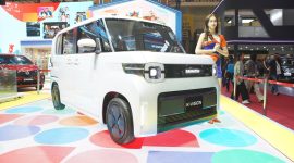 Daihatsu menampilkan empat kendaraan Kei Car bertema Small But Capable di ajang GIIAS 2026 di ICE BSD City, Tangerang. Deretan mobil konsep dan kendaraan listrik tersebut menjadi bagian dari inovasi Daihatsu dalam menghadirkan solusi mobilitas masa depan yang praktis, efisien, dan ramah lingkungan.