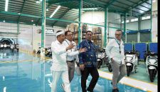 Plt Bupati Bekasi Asep Surya Atmaja bersama Gubernur Jawa Barat Dedi Mulyadi meninjau fasilitas produksi motor listrik di kawasan Delta Silicon, Cikarang Selatan, Kabupaten Bekasi, Kamis (13/8/2026), dalam rangka peluncuran Motor Listrik Nasional (Molinas).
