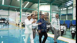 Plt Bupati Bekasi Asep Surya Atmaja bersama Gubernur Jawa Barat Dedi Mulyadi meninjau fasilitas produksi motor listrik di kawasan Delta Silicon, Cikarang Selatan, Kabupaten Bekasi, Kamis (13/8/2026), dalam rangka peluncuran Motor Listrik Nasional (Molinas).