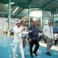 Plt Bupati Bekasi Asep Surya Atmaja bersama Gubernur Jawa Barat Dedi Mulyadi meninjau fasilitas produksi motor listrik di kawasan Delta Silicon, Cikarang Selatan, Kabupaten Bekasi, Kamis (13/8/2026), dalam rangka peluncuran Motor Listrik Nasional (Molinas).