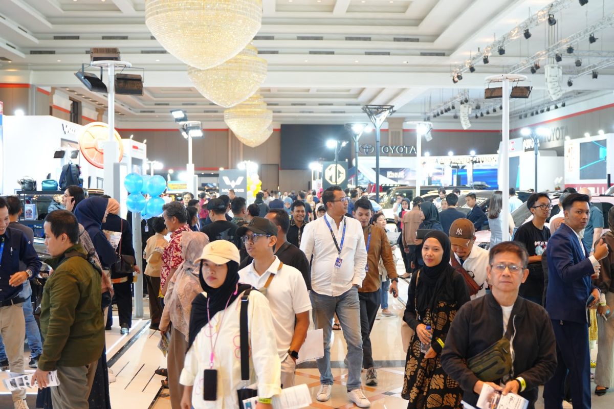 GIIAS Bandung 2026 akan digelar pada 9β13 September 2026 di Sudirman Grand Ballroom, menghadirkan beragam merek otomotif dan kendaraan terbaru untuk masyarakat Jawa Barat.