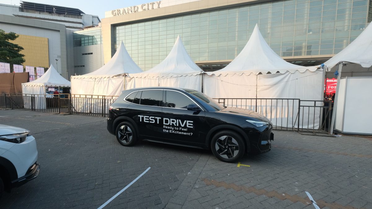 Pengunjung menjajal langsung mobil dan sepeda motor terbaru di area test drive dan test ride GIIAS Surabaya 2026 di Grand City Surabaya. Fasilitas ini menjadi salah satu daya tarik utama pameran otomotif yang berlangsung 26–30 Agustus 2026.