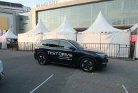 Pengunjung menjajal langsung mobil dan sepeda motor terbaru di area test drive dan test ride GIIAS Surabaya 2026 di Grand City Surabaya. Fasilitas ini menjadi salah satu daya tarik utama pameran otomotif yang berlangsung 26–30 Agustus 2026.