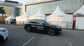 Pengunjung menjajal langsung mobil dan sepeda motor terbaru di area test drive dan test ride GIIAS Surabaya 2026 di Grand City Surabaya. Fasilitas ini menjadi salah satu daya tarik utama pameran otomotif yang berlangsung 26–30 Agustus 2026.