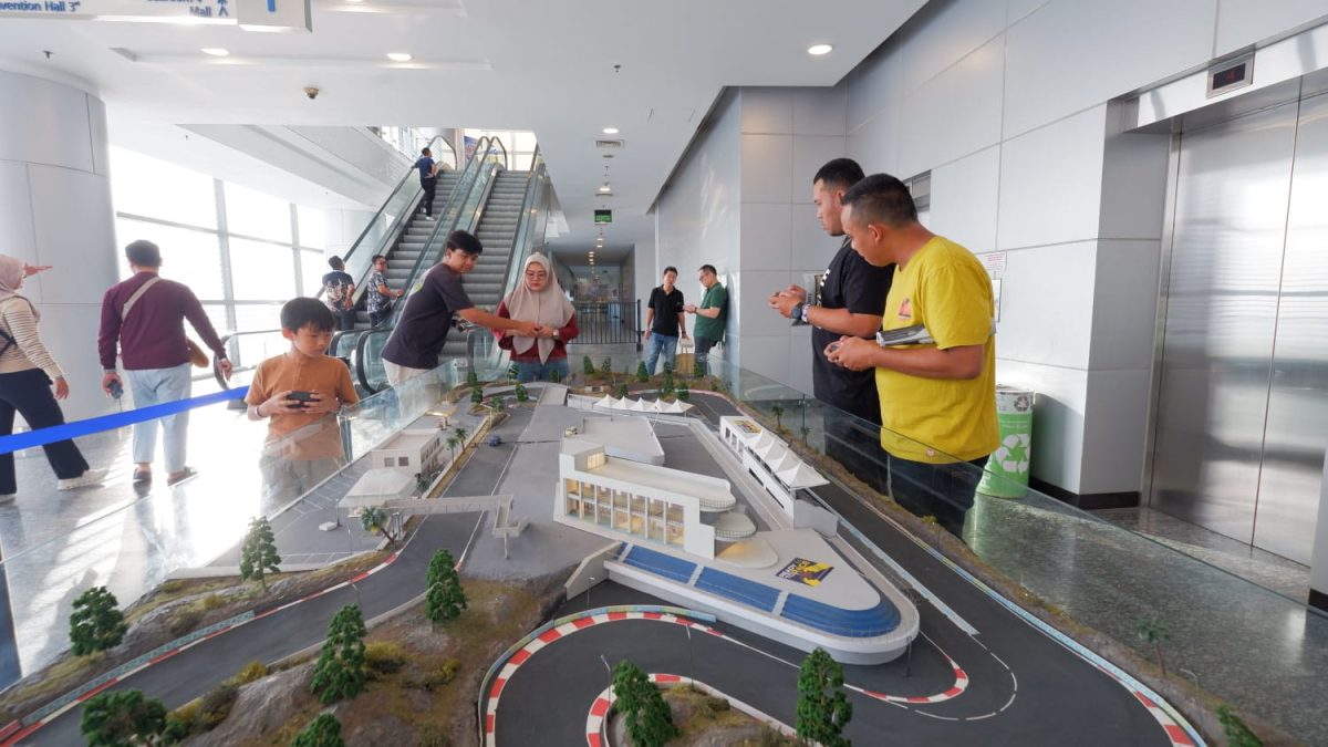Keseruan pengunjung mengikuti berbagai aktivitas di GIIAS Surabaya 2026, mulai dari GIIAS Mini RC hingga Diecast Show, yang melengkapi pameran otomotif di Grand City Surabaya.