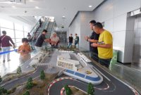 Keseruan pengunjung mengikuti berbagai aktivitas di GIIAS Surabaya 2026, mulai dari GIIAS Mini RC hingga Diecast Show, yang melengkapi pameran otomotif di Grand City Surabaya.