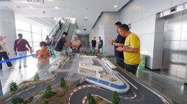 Keseruan pengunjung mengikuti berbagai aktivitas di GIIAS Surabaya 2026, mulai dari GIIAS Mini RC hingga Diecast Show, yang melengkapi pameran otomotif di Grand City Surabaya.
