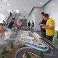 Keseruan pengunjung mengikuti berbagai aktivitas di GIIAS Surabaya 2026, mulai dari GIIAS Mini RC hingga Diecast Show, yang melengkapi pameran otomotif di Grand City Surabaya.