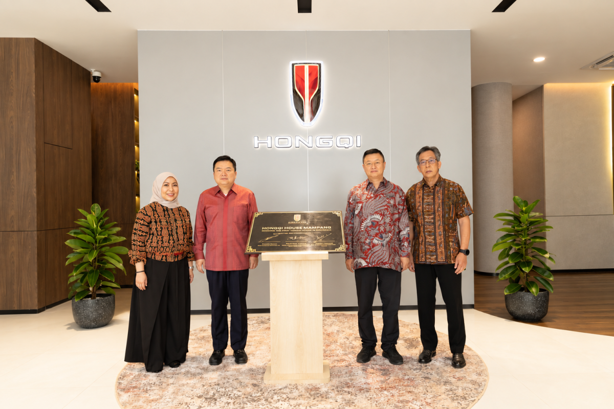 Kiri-Kanan : Meinisa, CEO Hongqi House Indonesia - Andrew Nasuri, Director of Indomobil Group - Zhou Xiantao (周显涛), Deputy General Manager of China FAW Group Import & Export - Santiko Wardoyo, President Director.