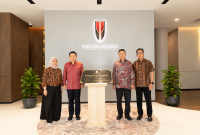 Kiri-Kanan : Meinisa, CEO Hongqi House Indonesia - Andrew Nasuri, Director of Indomobil Group - Zhou Xiantao (周显涛), Deputy General Manager of China FAW Group Import & Export - Santiko Wardoyo, President Director.