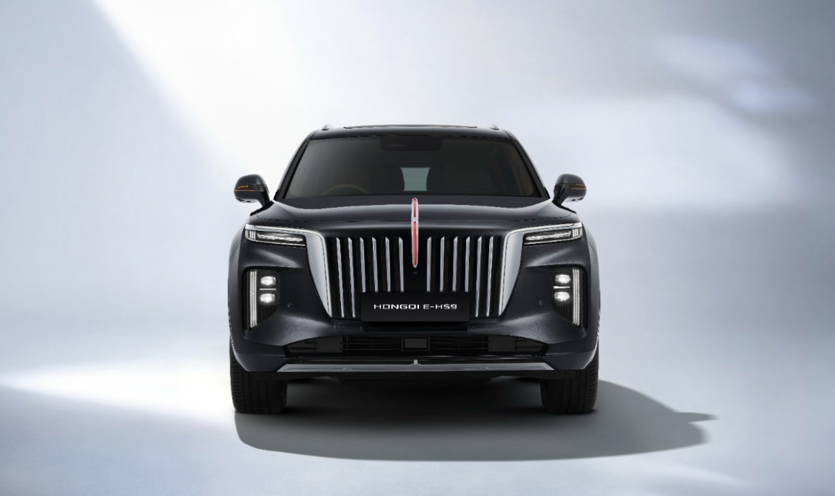 Hongqi E-HS9 mengusung filosofi Taihe yang menekankan harmoni dan keseimbangan dalam desain, terlihat dari proporsi bodi, signature waterfall grille, serta garis merah khas Hongqi.