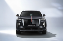 Hongqi E-HS9 mengusung filosofi Taihe yang menekankan harmoni dan keseimbangan dalam desain, terlihat dari proporsi bodi, signature waterfall grille, serta garis merah khas Hongqi.