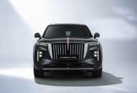 Hongqi E-HS9 mengusung filosofi Taihe yang menekankan harmoni dan keseimbangan dalam desain, terlihat dari proporsi bodi, signature waterfall grille, serta garis merah khas Hongqi.