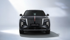 Hongqi E-HS9 mengusung filosofi Taihe yang menekankan harmoni dan keseimbangan dalam desain, terlihat dari proporsi bodi, signature waterfall grille, serta garis merah khas Hongqi.