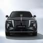Hongqi E-HS9 mengusung filosofi Taihe yang menekankan harmoni dan keseimbangan dalam desain, terlihat dari proporsi bodi, signature waterfall grille, serta garis merah khas Hongqi.