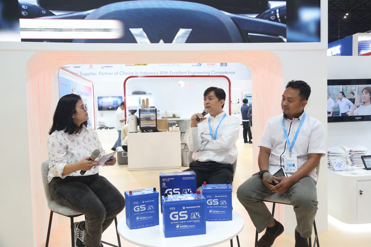 Senior Expert Product Engineering GS Battery, Aditya, saat menjelaskan GS Astra EV Auxiliary Battery dalam Sharing Session di booth Astra Otoparts pada Automechanika 2026, PIK 2, Tangerang, Sabtu (26/9/2026).