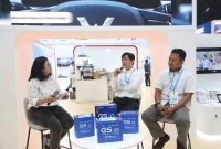 Senior Expert Product Engineering GS Battery, Aditya, saat menjelaskan GS Astra EV Auxiliary Battery dalam Sharing Session di booth Astra Otoparts pada Automechanika 2026, PIK 2, Tangerang, Sabtu (26/9/2026).