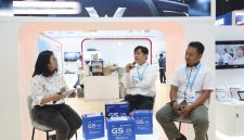 Senior Expert Product Engineering GS Battery, Aditya, saat menjelaskan GS Astra EV Auxiliary Battery dalam Sharing Session di booth Astra Otoparts pada Automechanika 2026, PIK 2, Tangerang, Sabtu (26/9/2026).