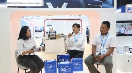 Senior Expert Product Engineering GS Battery, Aditya, saat menjelaskan GS Astra EV Auxiliary Battery dalam Sharing Session di booth Astra Otoparts pada Automechanika 2026, PIK 2, Tangerang, Sabtu (26/9/2026).