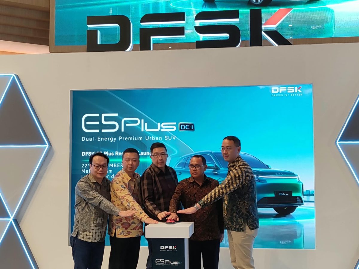 DFSK E5 Plus resmi diperkenalkan di Bali dengan harga Rp534 juta OTR Bali, atau Rp494 juta untuk lima pembeli pertama. SUV PHEV ini dibekali 18 fitur ADAS Level 2 dan teknologi V2L.