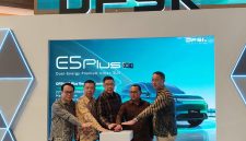 DFSK E5 Plus resmi diperkenalkan di Bali dengan harga Rp534 juta OTR Bali, atau Rp494 juta untuk lima pembeli pertama. SUV PHEV ini dibekali 18 fitur ADAS Level 2 dan teknologi V2L.