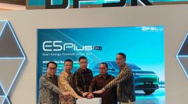 DFSK E5 Plus resmi diperkenalkan di Bali dengan harga Rp534 juta OTR Bali, atau Rp494 juta untuk lima pembeli pertama. SUV PHEV ini dibekali 18 fitur ADAS Level 2 dan teknologi V2L.