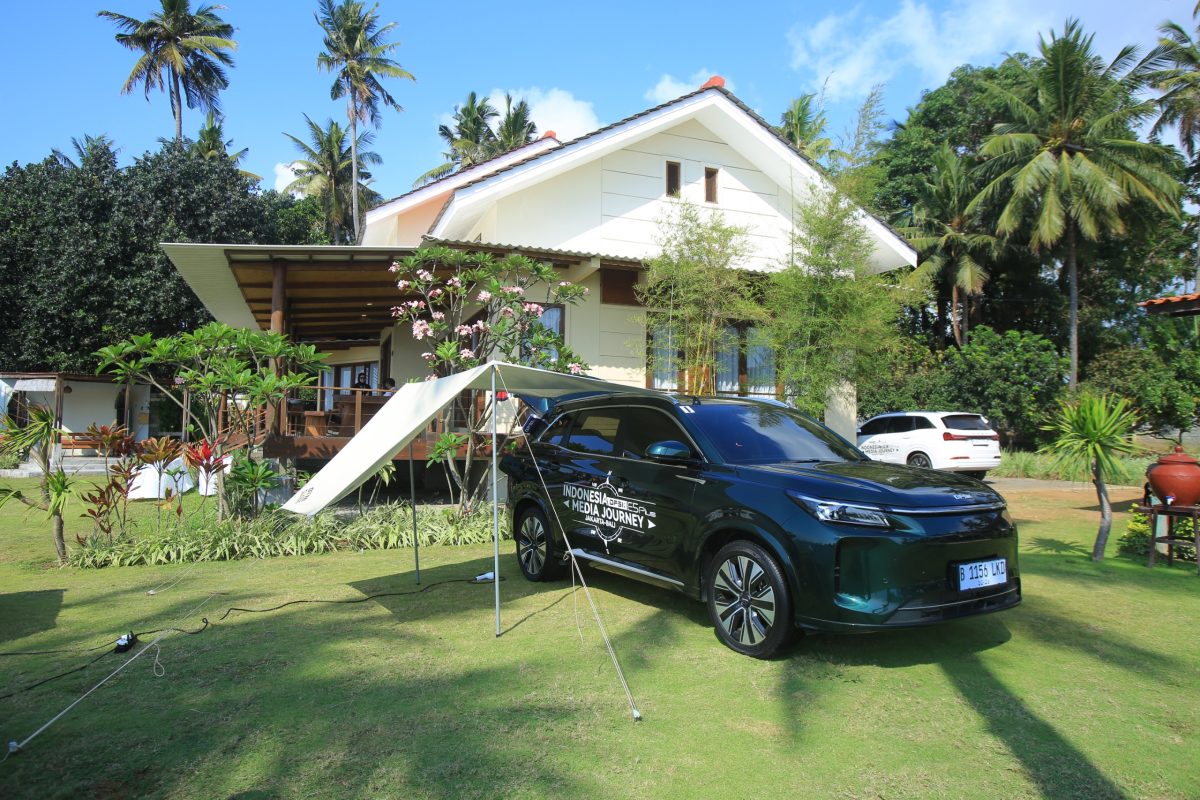 DFSK E5 Plus menguji fitur V2L di Banyuwangi. Energi baterai digunakan untuk memasak dan mendukung aktivitas luar kabin selama Media Journey Jakarta-Bali.