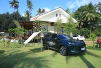 DFSK E5 Plus menguji fitur V2L di Banyuwangi. Energi baterai digunakan untuk memasak dan mendukung aktivitas luar kabin selama Media Journey Jakarta-Bali.