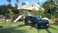 DFSK E5 Plus menguji fitur V2L di Banyuwangi. Energi baterai digunakan untuk memasak dan mendukung aktivitas luar kabin selama Media Journey Jakarta-Bali.
