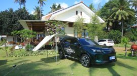 DFSK E5 Plus menguji fitur V2L di Banyuwangi. Energi baterai digunakan untuk memasak dan mendukung aktivitas luar kabin selama Media Journey Jakarta-Bali.