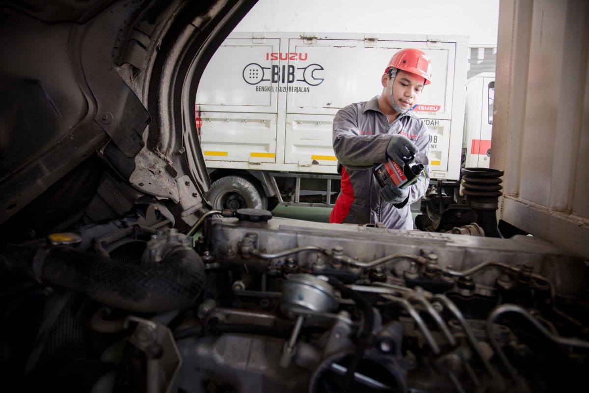 Teknisi Isuzu melakukan pemeriksaan dan perawatan mesin kendaraan komersial melalui layanan Bengkel Isuzu Berjalan (BIB). Layanan ini menjadi salah satu solusi perawatan kendaraan bagi pengguna Isuzu, termasuk setelah kendaraan terpapar abu vulkanik.