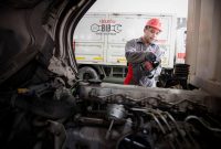 Teknisi Isuzu melakukan pemeriksaan dan perawatan mesin kendaraan komersial melalui layanan Bengkel Isuzu Berjalan (BIB). Layanan ini menjadi salah satu solusi perawatan kendaraan bagi pengguna Isuzu, termasuk setelah kendaraan terpapar abu vulkanik.