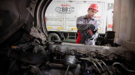 Teknisi Isuzu melakukan pemeriksaan dan perawatan mesin kendaraan komersial melalui layanan Bengkel Isuzu Berjalan (BIB). Layanan ini menjadi salah satu solusi perawatan kendaraan bagi pengguna Isuzu, termasuk setelah kendaraan terpapar abu vulkanik.