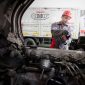 Teknisi Isuzu melakukan pemeriksaan dan perawatan mesin kendaraan komersial melalui layanan Bengkel Isuzu Berjalan (BIB). Layanan ini menjadi salah satu solusi perawatan kendaraan bagi pengguna Isuzu, termasuk setelah kendaraan terpapar abu vulkanik.