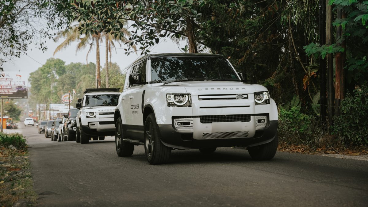 Peserta Defender Experience 2026 menjajal kemampuan off-road Defender di kawasan Kaliurang, Yogyakarta, dalam perjalanan sejauh 1.864 km dari Jakarta hingga Pasuruan, Jawa Timur.