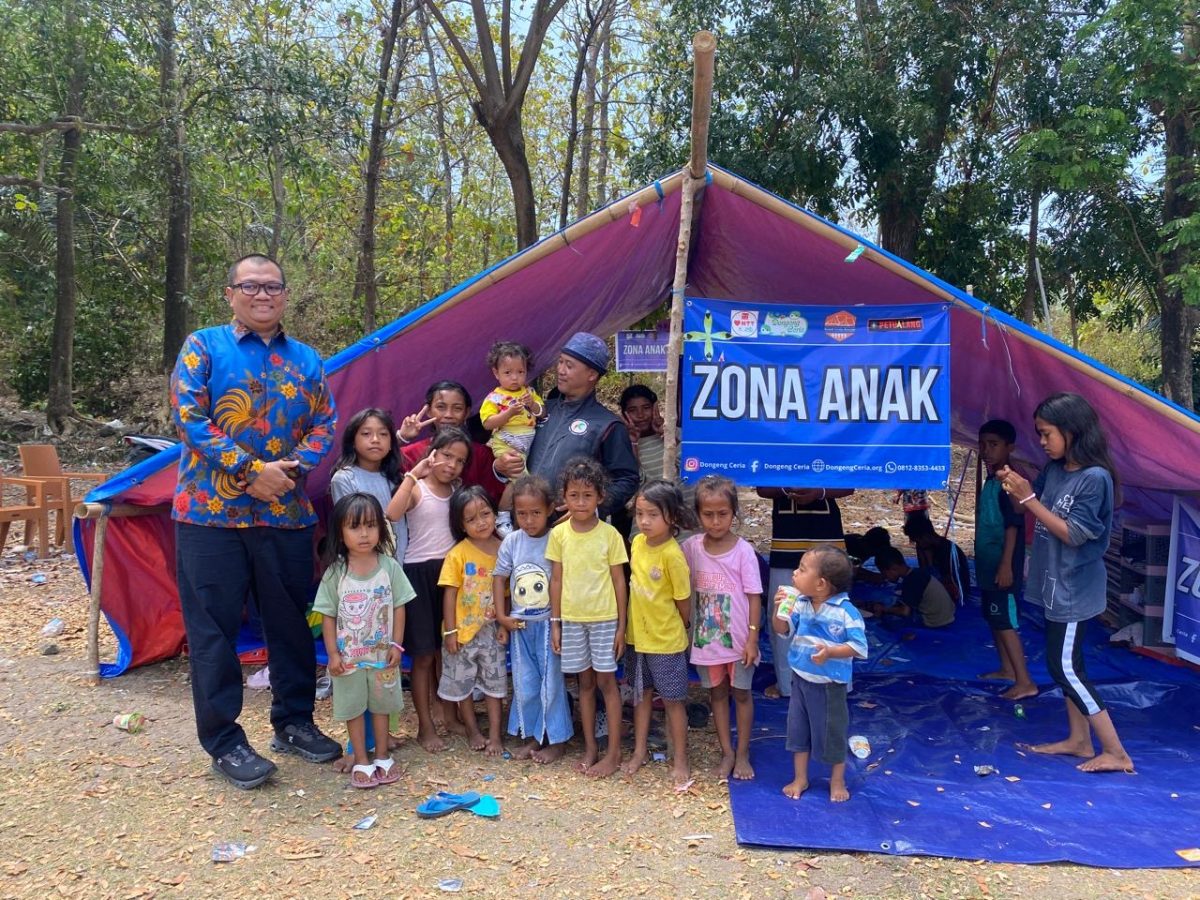 Hino Motors Sales Indonesia menyalurkan dua Tenda Ramah Anak bagi 125 anak terdampak gempa di Desa Salama dan Desa Motor Pecah, Manggarai, NTT.