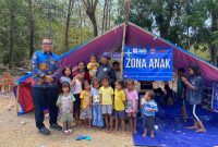 Hino Motors Sales Indonesia menyalurkan dua Tenda Ramah Anak bagi 125 anak terdampak gempa di Desa Salama dan Desa Motor Pecah, Manggarai, NTT.