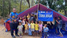 Hino Motors Sales Indonesia menyalurkan dua Tenda Ramah Anak bagi 125 anak terdampak gempa di Desa Salama dan Desa Motor Pecah, Manggarai, NTT.
