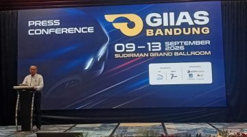 Sekretaris Umum GAIKINDO Kukuh Kumara menyampaikan perkembangan industri otomotif Jawa Barat dan potensi GIIAS The Series Bandung 2026 dalam kegiatan di Ballroom Hotel Oekawood, Kota Bandung, Rabu (2/9/2026).