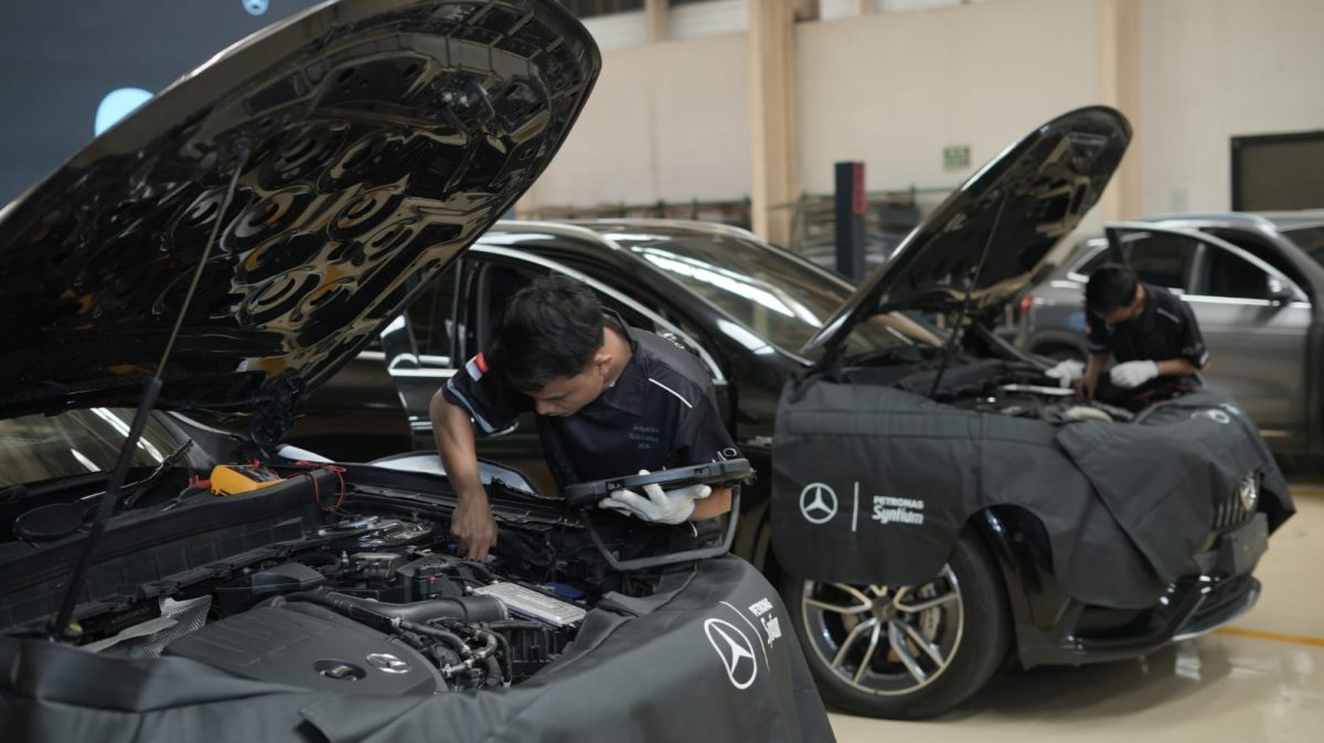 Teknisi Mercedes-Benz melakukan pemeriksaan dan perawatan kendaraan dalam ajang Technician Skill Contest 2026, sebagai bagian dari upaya memperkuat kualitas layanan purnajual dan kompetensi teknisi.