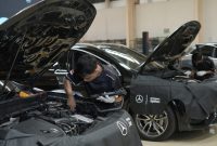 Teknisi Mercedes-Benz melakukan pemeriksaan dan perawatan kendaraan dalam ajang Technician Skill Contest 2026, sebagai bagian dari upaya memperkuat kualitas layanan purnajual dan kompetensi teknisi.